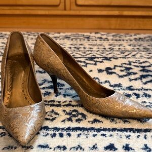 BCBG Elegant Gold Patterned Women's Heels 8.5